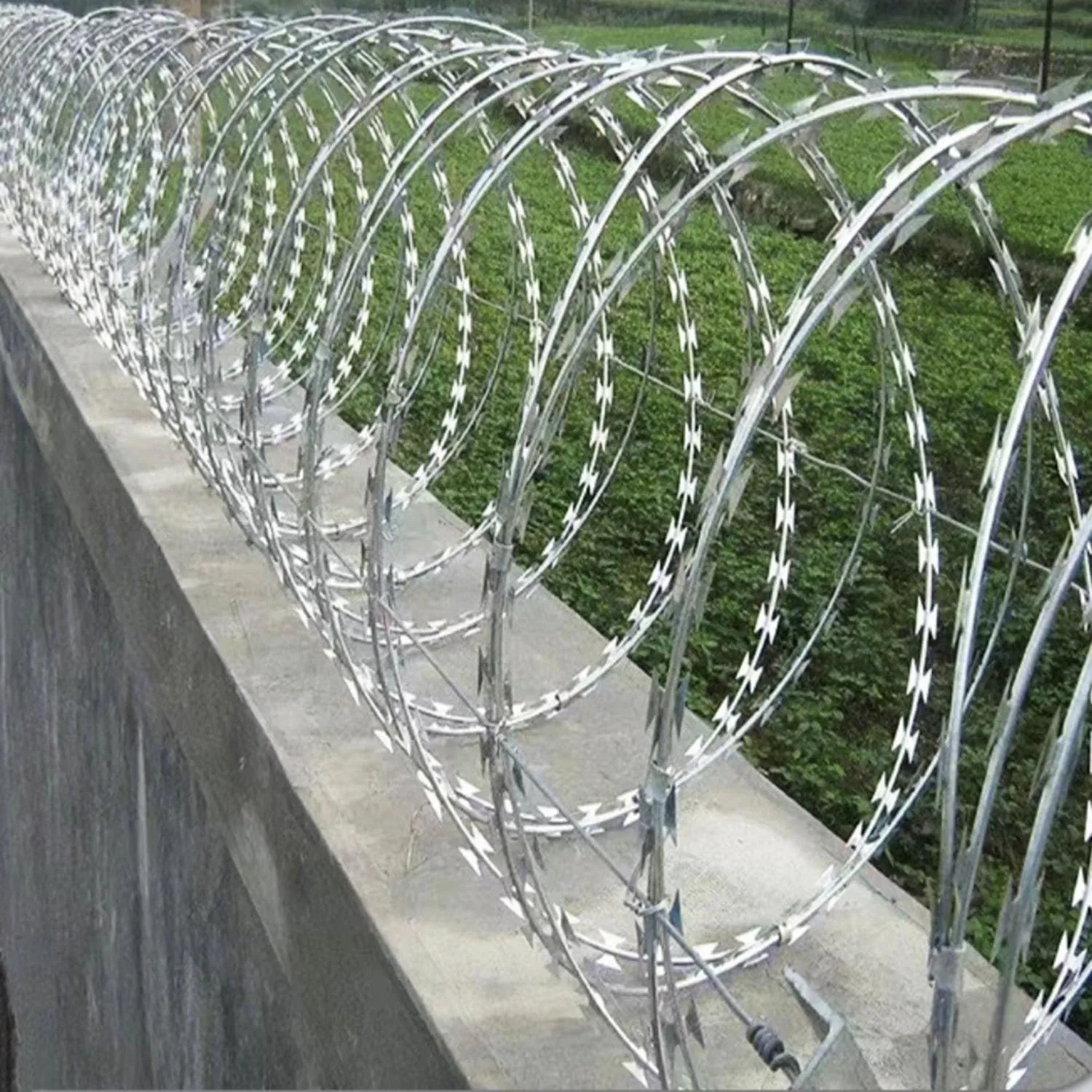 Barbed Clip Rope, Razor Wire, Galvanized Barbed Wire, Razor Wire Fence for Guardrail Home Garden Blade Wire Fence(229.6FT/70m)