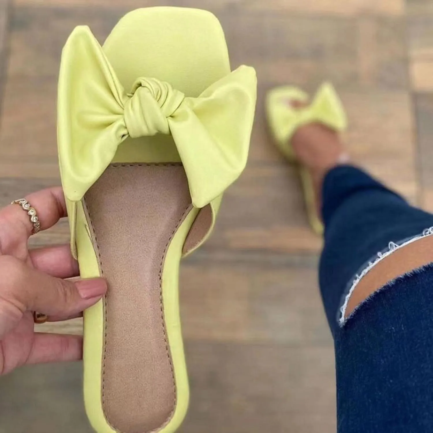 oiangi Bow Sandals for Women Flat Trendy Casual Solid Square Toe Open Toe Slip-on Slippers Summer Cute Comfy Outdoor Beach Shoes Flip Flops Sandalias Niña